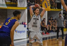 La Unión fichó a Mariano Marina Mariano Marina busca pasar la pelota en un partido frente a Roca del Progreso. Foto del Diarío de Río Negro.