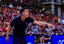 Argentina definió su preparación para la FIBA AmeriCup 2025 Prigioni da indicaciones durante un partido de Argentina.