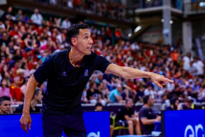 Prigioni da indicaciones durante un partido de Argentina.