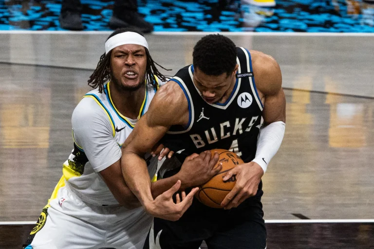 Myles Turner y Giannis Antetokounmpo pelean por una pelota en un partido de la primera ronda de los Playoffs por la conferencia del este.