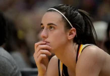 Caitlin Clark se pierde el All-Star de la WNBA por una lesión Caitlin Clark mira hacia arriba.