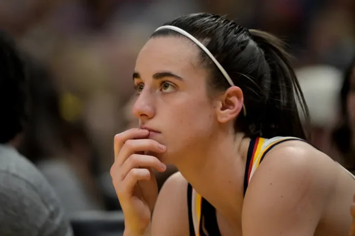 clark-main-1-usa-today-sports Caitlin Clark mira hacia arriba.