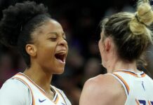 Alyssa Thomas firmó el primer triple-doble de las Mercury y uno histórico para la WNBA Alyssa Thomas y Sami Whitcomb festejan durante el partido de las Mercury.