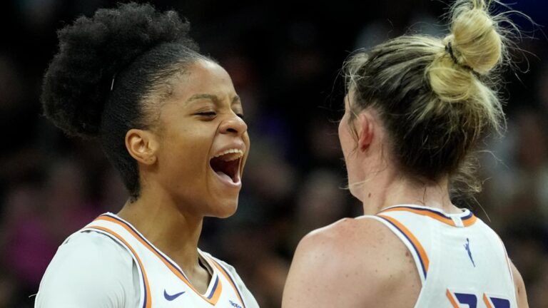 Alyssa Thomas y Sami Whitcomb festejan durante el partido de las Mercury.