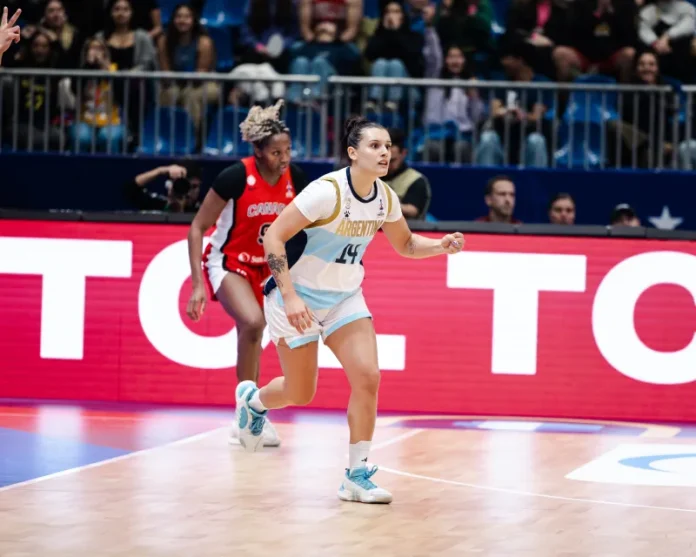 Florencia Chagas festeja después de una anotación de Argentina.