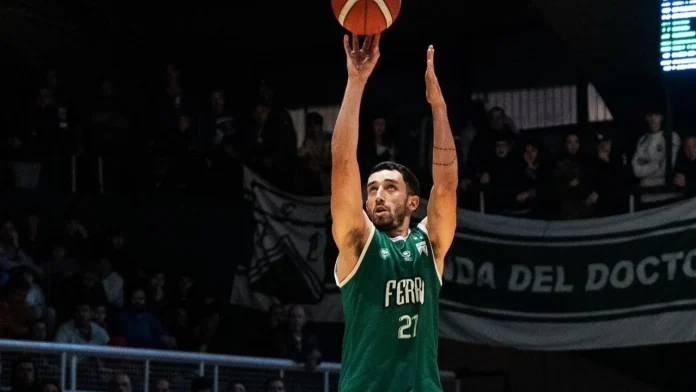 f1280x720-143449_275124_5050 Tomás Spano lanza la pelota en un partido de Ferro.