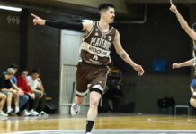 Eric Flor se queda en Platense Eric Flor señala hacia el costado en una transición defensiva.