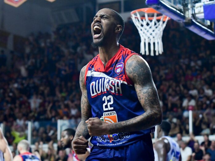 Brandon Robinson festeja un punto para Quimsa.