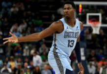 Firmó uno de los contratos más caros de la NBA y se lesionó jugando un ‘picadito’ Jaren Jackson Jr. festeja tras un triple.