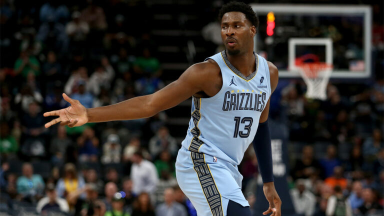 Jaren Jackson Jr. festeja tras un triple.