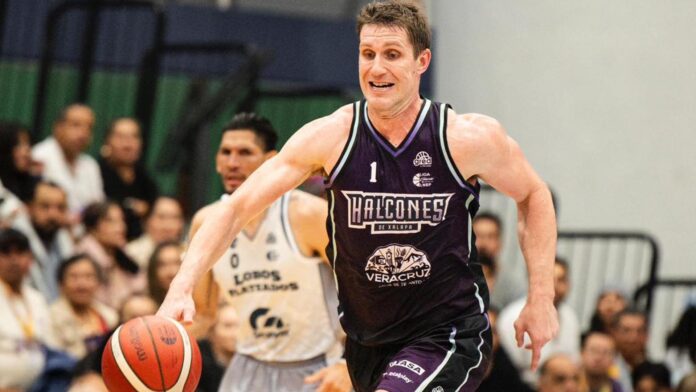 lau_4x Alexis Elsener lleva la pelota para Halcones.