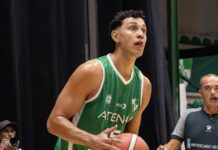 Atenas se sigue armando: confirmó las continuidades de Montero y Ledesma Ramiro Ledesma sostiene la pelota en un partido de Atenas.