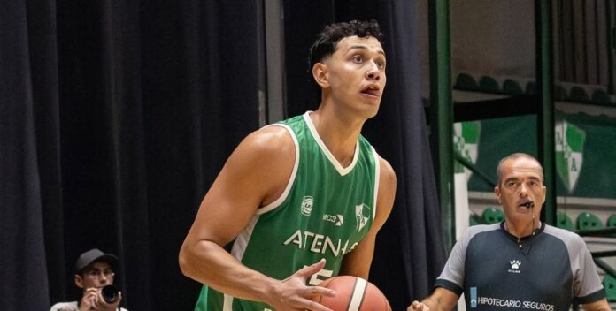 Ramiro Ledesma sostiene la pelota en un partido de Atenas.