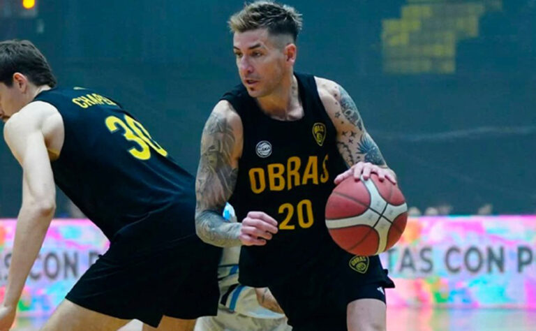 Leonel Schattmann lleva la pelota en un juego de Obras Basket.