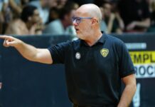 Diego Vadell será el entrenador de Instituto Diego Vadell da una indicación en un partido de Obras Basket.
