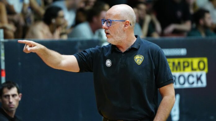 Diego Vadell da una indicación en un partido de Obras Basket.