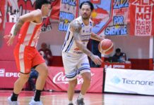 El Penka Aguirre seguirá en Regatas Corrientes El Penka Aguirre lleva la pelota en un partido de Regatas Corrientes.