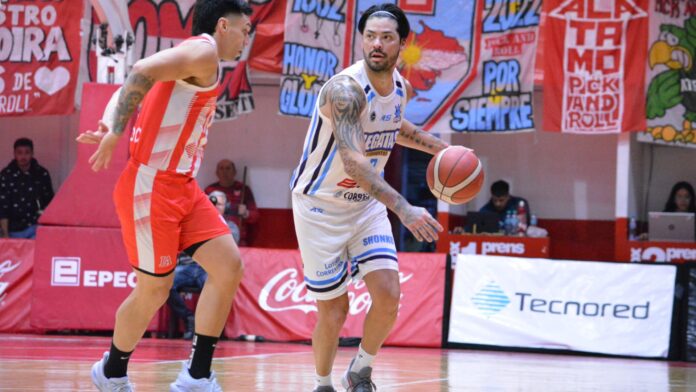 El Penka Aguirre lleva la pelota en un partido de Regatas Corrientes.