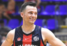 Lucas Pérez se queda en San Lorenzo Lucas Pérez sonríe en un partido de San Lorenzo.