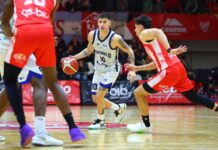 Juan Pablo Corbalán regresa a Regatas Juan Pablo Corbalán lleva la pelota en un partido de Riachuelo.