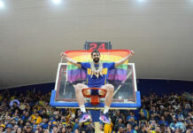 Otro campeón continúa: Sebastián Vega renovó en Boca Juniors Sebastián Vega festeja arriba del aro de la Bombonerita con la bandera LGBTQ+