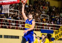 Marcos Delía regresa a Obras tras ser campeón con Boca Marcos Delía lanza al aro en un partido entre Boca y Obras.