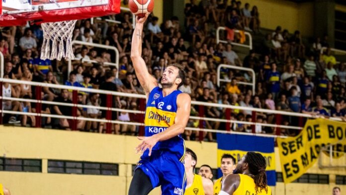 Marcos Delía lanza al aro en un partido entre Boca y Obras.