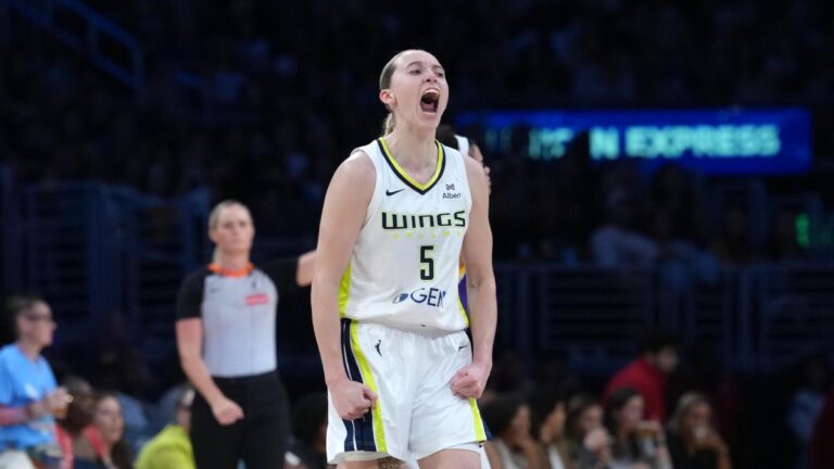 Bueckers festeja tras una anotación en el juego entre Wings y Sparks.