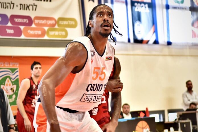 FjiiEDEXwAAcIzW Jerome Meyinsee jugando en Israel.