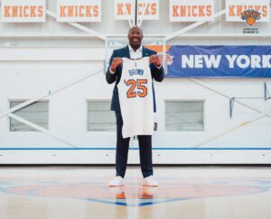 Mike Brown posa con la camiseta de los New York Knicks, su nuevo equipo.