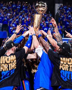 Oklahoma City Thudner celebrando con el trofeo Larry O'Brien.