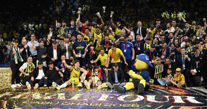 ae61fc96-fener-champions Fenerbahce levanta el trofeo de campeón de la Euroliga 2024-25.