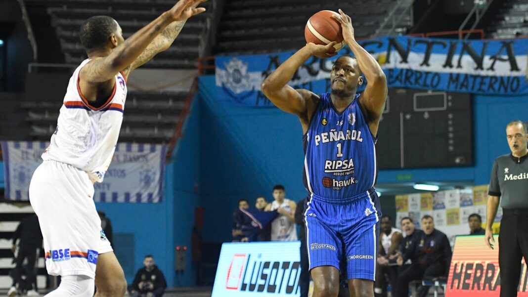 al_n6 Al Thornton lanza al aro en un partido de Peñarol.