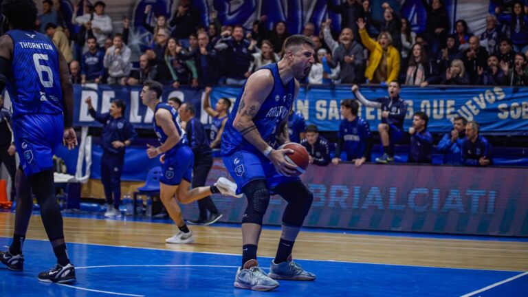 Fernando Podestá festeja en un partido de Argentino de Junín.