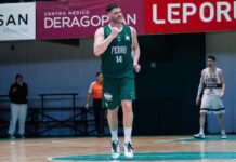 Ferro confirmó a su plantel para la 2025-26 Alejandro Diez festeja en un partido de Ferro.