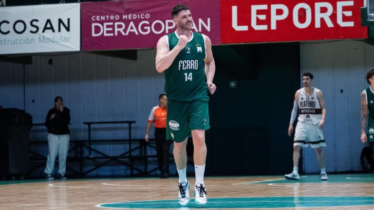 Alejandro Diez festeja en un partido de Ferro.