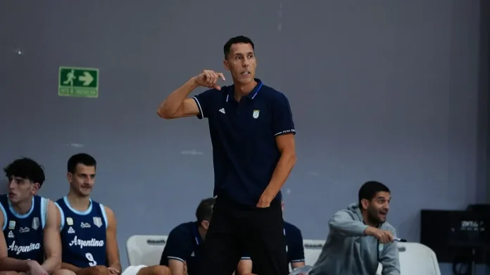 Pablo Prigioni da indicaciones durante un partido de Argentina.