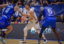 Nicolás Romano seguirá en Quimsa Nicolás Romano lleva la pelota en un partido entre Quimsa y Peñarol.