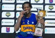 Thomas Cooper se suma a Racing de Chivilcoy Thomas Cooper festeja la obtención de la Copa Súper 20.