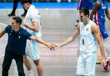 FIBA AmeriCup 2025: ¿Qué necesita Argentina para clasificar a cuartos de finales? Prigioni le da la mano a Brussino en un partido de la AmeriCup 2025.