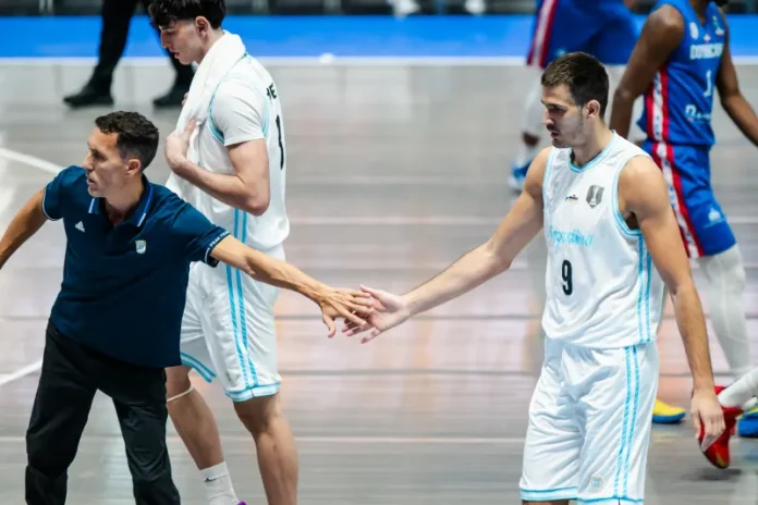 Prigioni le da la mano a Brussino en un partido de la AmeriCup 2025.
