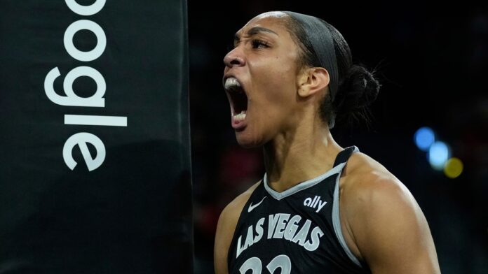 A'Ja Wilson festeja una anotación en un partido de las Aces.