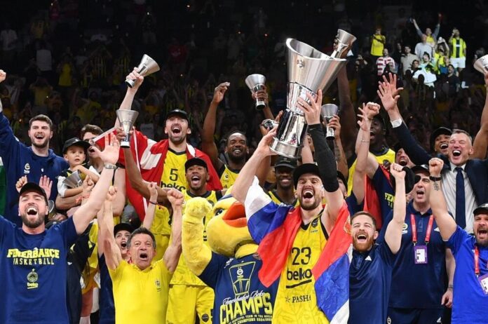 El Fenerbahce levanta el trofeo de campeón del EuroBasket 2025.