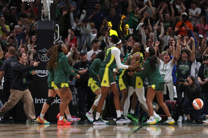Las Storm festejan la clasificación a los Playoffs.