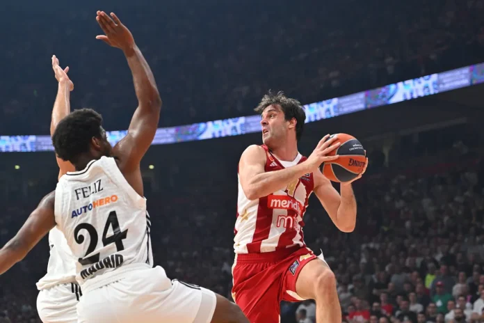 Teodosic repartió la pelota.