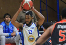 Obras sigue reforzándose: sumó a Andrew Corum Andrew Corum quiere pasar la pelota en un partido de Puerto Varas.