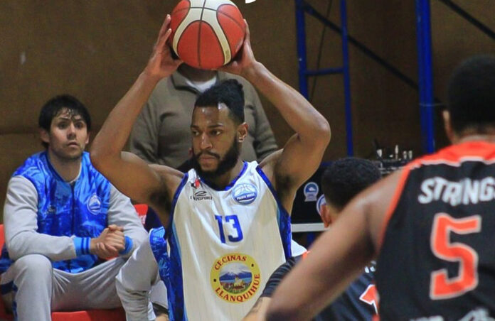 SnapInsta.to_491497347_18273606871280059_8562206723170057866_n Andrew Corum quiere pasar la pelota en un partido de Puerto Varas.