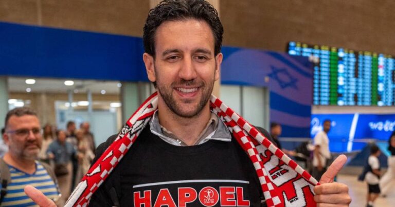 La presentación de Vasilije Micic como jugador del Hapoel Tel-Aviv.
