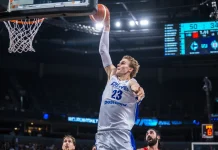 Finlandia sigue soñando: venció a Georgia y avanzó a semifinales por primera vez Markkanen se acerca al aro para volcarla para Finlandia.