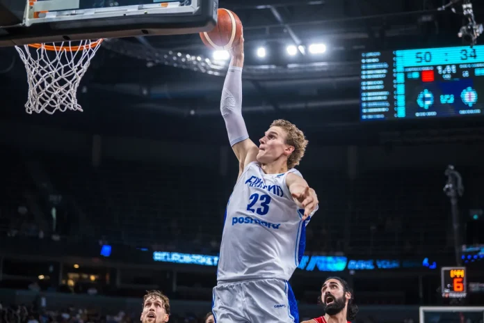 Markkanen se acerca al aro para volcarla para Finlandia.
